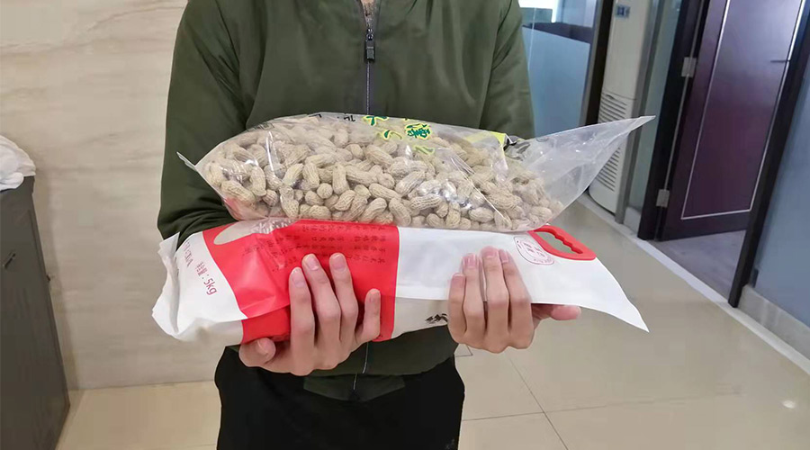 新春關(guān)懷 禮滿情暖！金環(huán)電器給員工發(fā)年貨